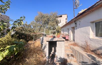Bayraklı Emek Mahallesinde 241 M2 Arsa İçi Satılık Müstakil Ev