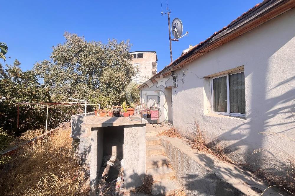 Bayraklı Emek Mahallesinde 241 M2 Arsa İçi Satılık Müstakil Ev