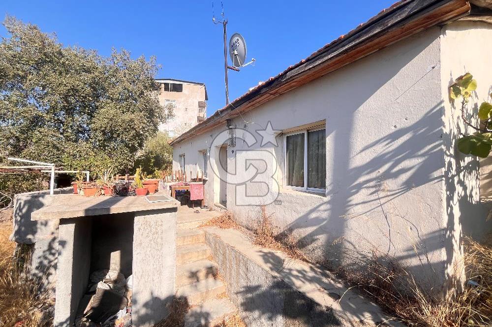 Bayraklı Emek Mahallesinde 241 M2 Arsa İçi Satılık Müstakil Ev