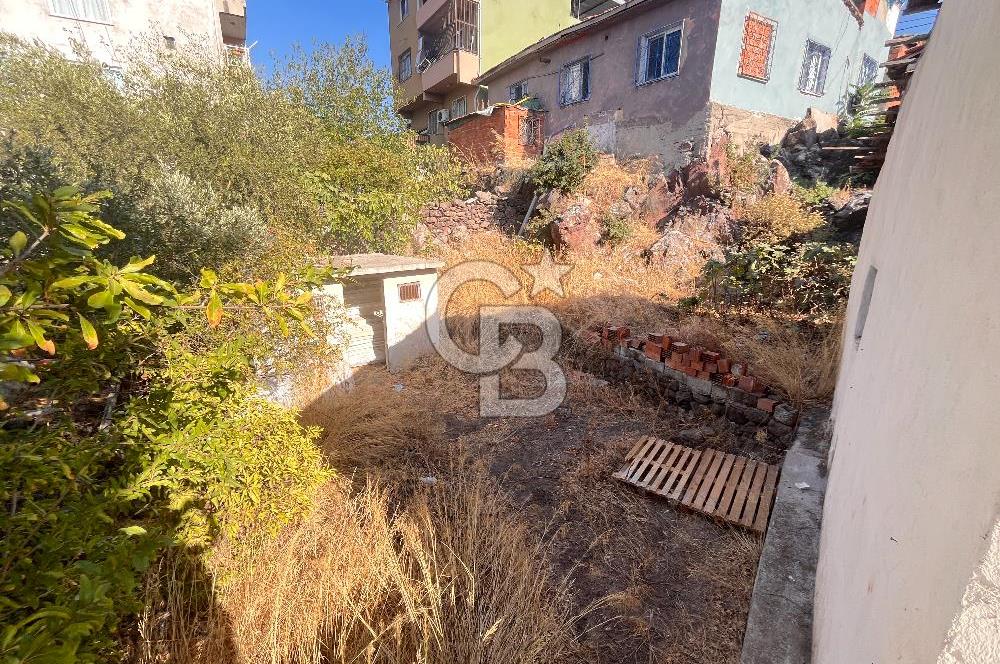Bayraklı Emek Mahallesinde 241 M2 Arsa İçi Satılık Müstakil Ev