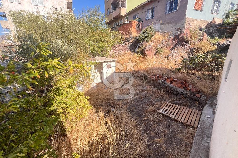 Bayraklı Emek Mahallesinde 241 M2 Arsa İçi Satılık Müstakil Ev