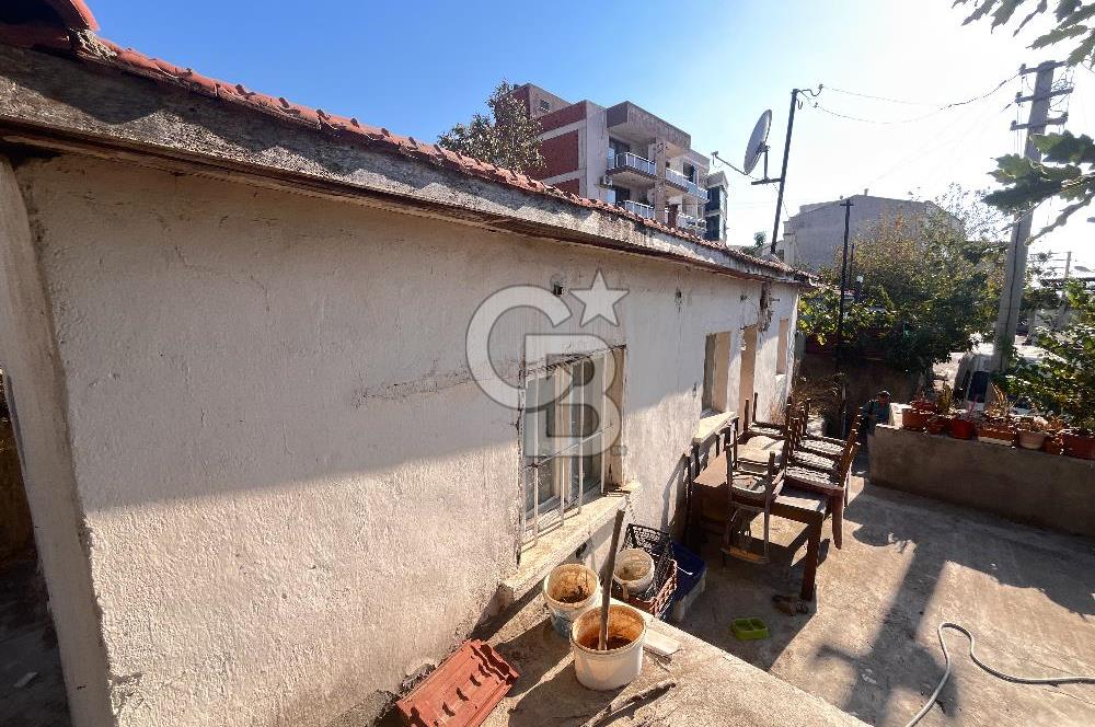 Bayraklı Emek Mahallesinde 241 M2 Arsa İçi Satılık Müstakil Ev