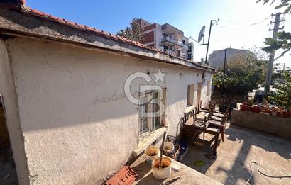 Bayraklı Emek Mahallesinde 241 M2 Arsa İçi Satılık Müstakil Ev