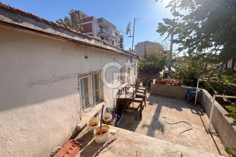 Bayraklı Emek Mahallesinde 241 M2 Arsa İçi Satılık Müstakil Ev
