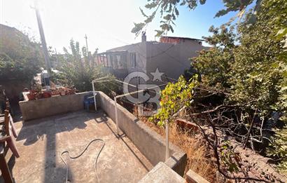 Bayraklı Emek Mahallesinde 241 M2 Arsa İçi Satılık Müstakil Ev