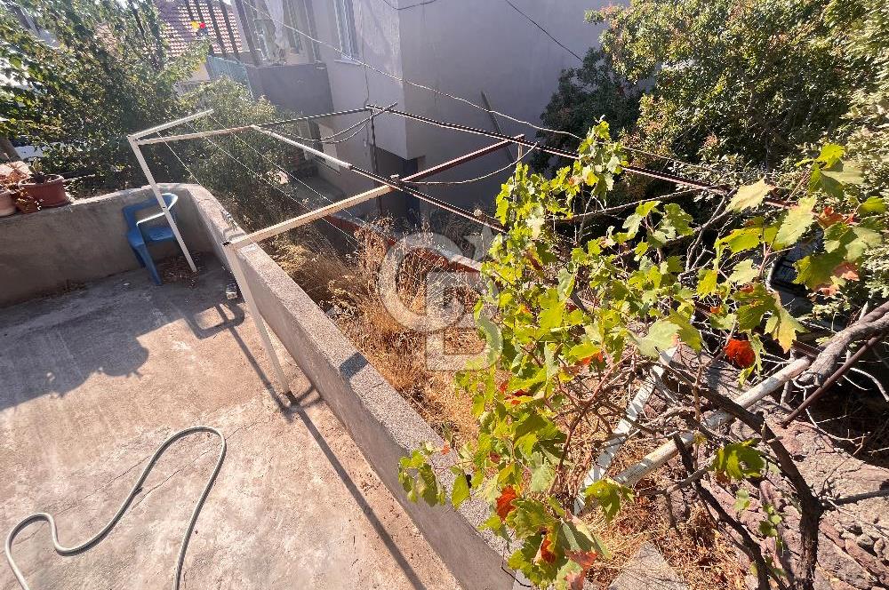 Bayraklı Emek Mahallesinde 241 M2 Arsa İçi Satılık Müstakil Ev