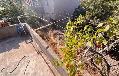 Bayraklı Emek Mahallesinde 241 M2 Arsa İçi Satılık Müstakil Ev