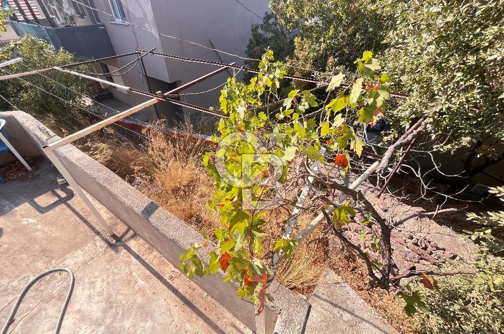 Bayraklı Emek Mahallesinde 241 M2 Arsa İçi Satılık Müstakil Ev