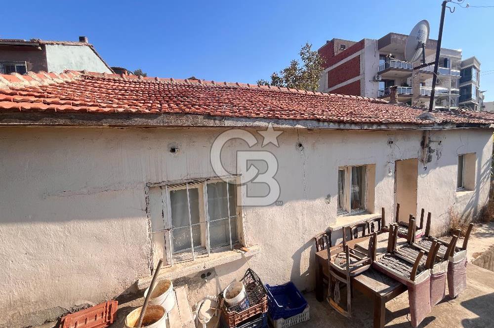 Bayraklı Emek Mahallesinde 241 M2 Arsa İçi Satılık Müstakil Ev
