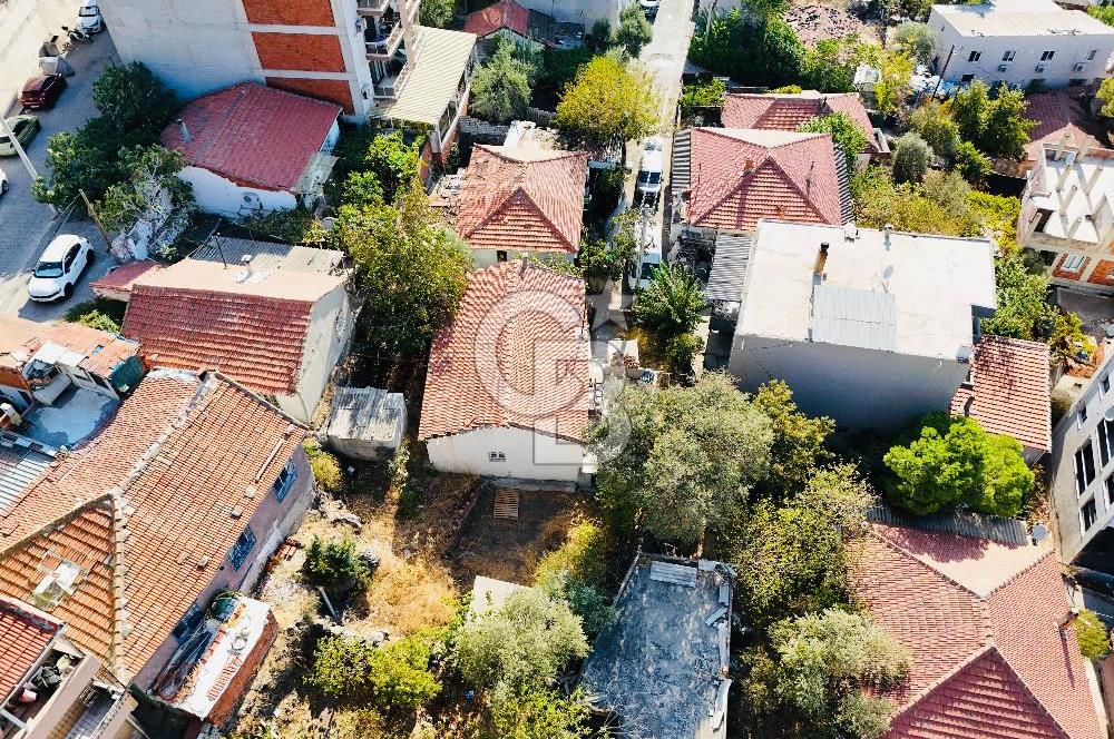 Bayraklı Emek Mahallesinde 241 M2 Arsa İçi Satılık Müstakil Ev