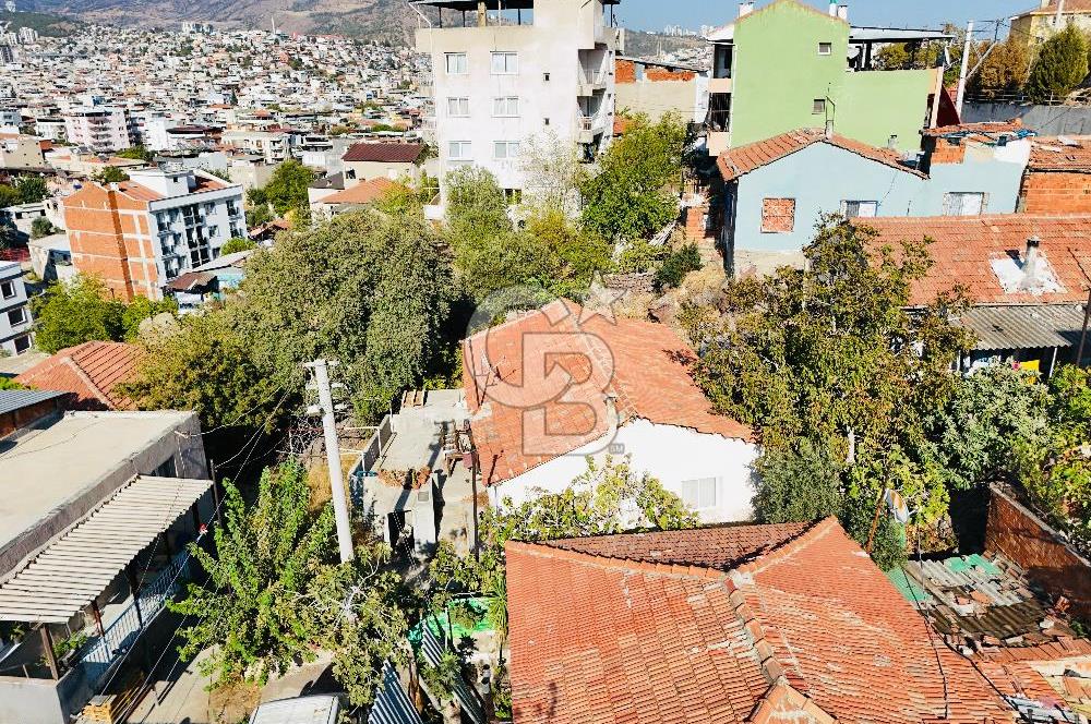 Bayraklı Emek Mahallesinde 241 M2 Arsa İçi Satılık Müstakil Ev
