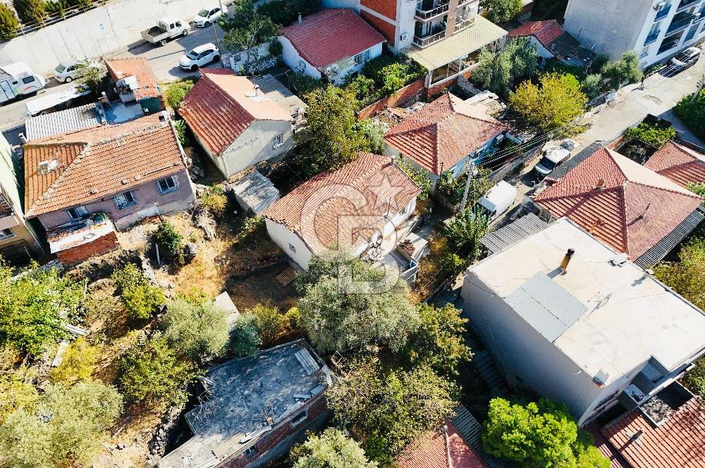 Bayraklı Emek Mahallesinde 241 M2 Arsa İçi Satılık Müstakil Ev