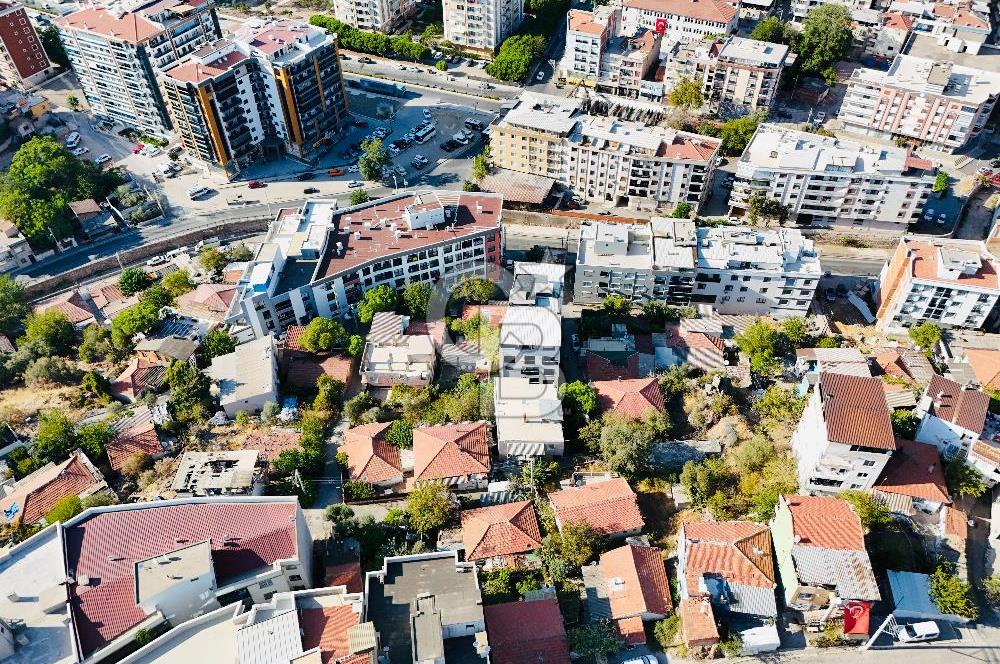 Bayraklı Emek Mahallesinde 241 M2 Arsa İçi Satılık Müstakil Ev
