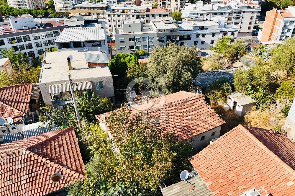 Bayraklı Emek Mahallesinde 241 M2 Arsa İçi Satılık Müstakil Ev