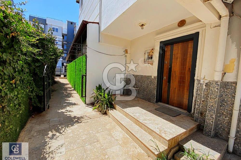 Antalya Altıntaşta Geniş Bahçeli ve Teraslı Triplex Villa