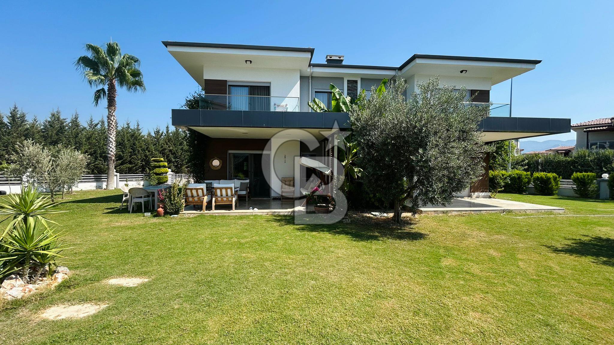 KUŞADASI DAVUTLAR'DA HAVUZLU 3+1 GENİŞ BAHÇELİ SATILIK VİLLA