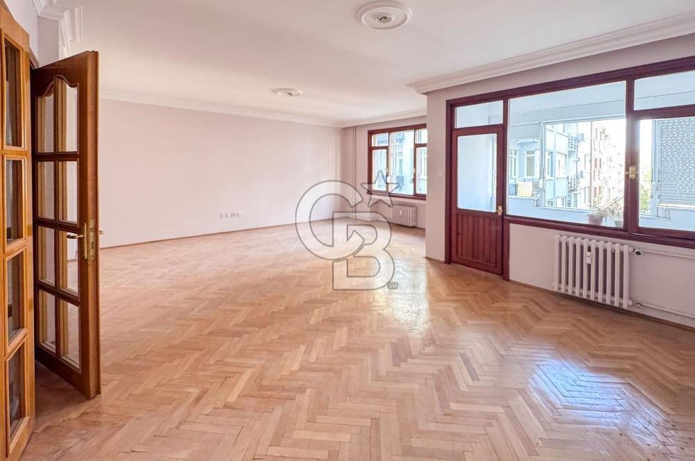 Moda'da Kısmi Deniz Manzaralı Asansörlü, Otoparklı 3+1 Kiralık