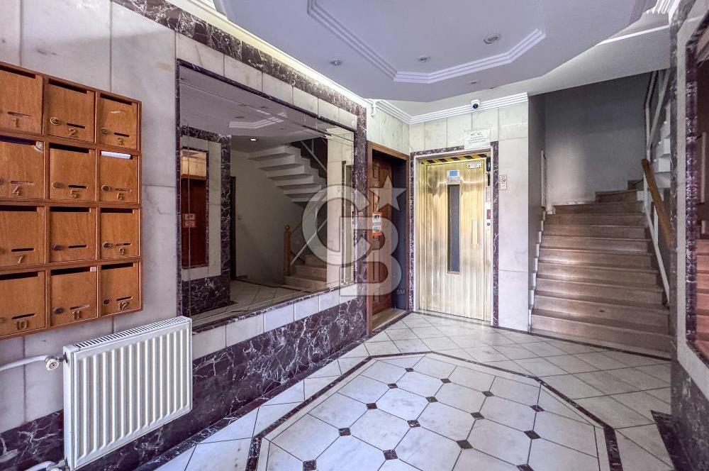 Moda'da Kısmi Deniz Manzaralı Asansörlü, Otoparklı 3+1 Kiralık