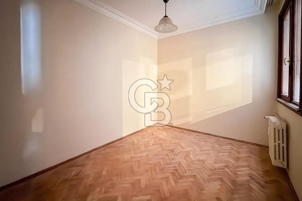 Moda'da Kısmi Deniz Manzaralı Asansörlü, Otoparklı 3+1 Kiralık
