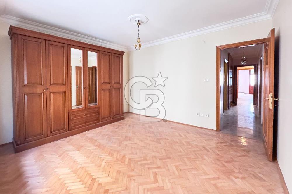 Moda'da Kısmi Deniz Manzaralı Asansörlü, Otoparklı 3+1 Kiralık
