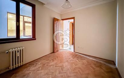 Moda'da Kısmi Deniz Manzaralı Asansörlü, Otoparklı 3+1 Kiralık