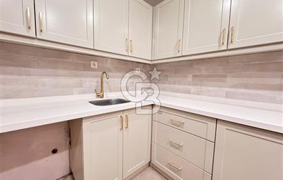 Moda'da Kısmi Deniz Manzaralı Asansörlü, Otoparklı 3+1 Kiralık