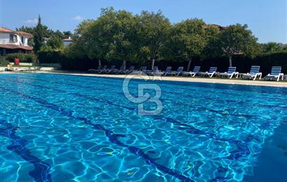 Urla Kuşçular'da Yeşiloba Sitesinde Kiralık 3+1  içi yenilenmiş beyaz eşya dahil, şömineli  müstakil villa 