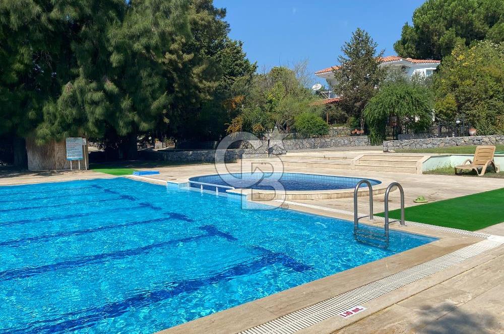 Urla Kuşçular'da Yeşiloba Sitesinde Kiralık 3+1  içi yenilenmiş beyaz eşya dahil, şömineli  müstakil villa 