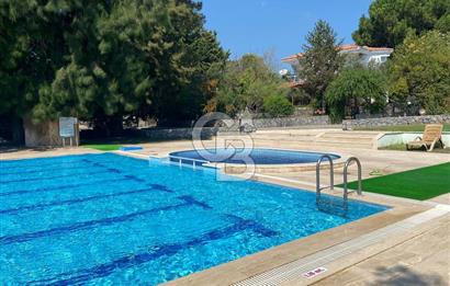 Urla Kuşçular'da Yeşiloba Sitesinde Kiralık 3+1  içi yenilenmiş beyaz eşya dahil, şömineli  müstakil villa 