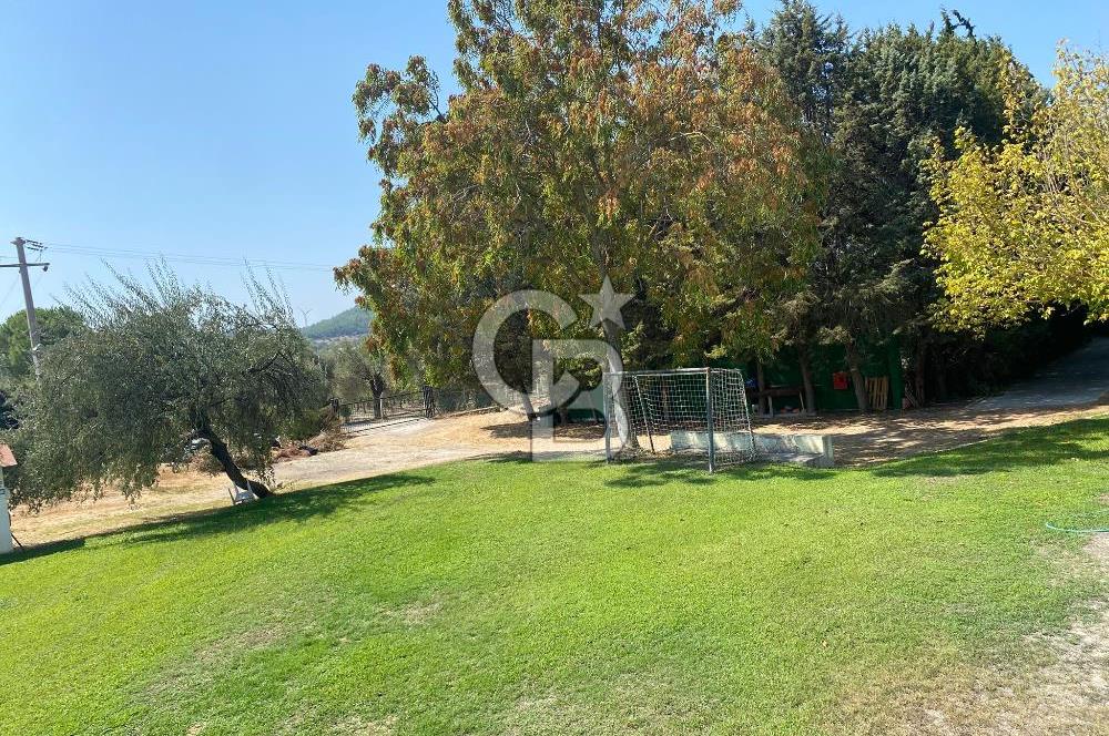 Urla Kuşçular'da Yeşiloba Sitesinde Kiralık 3+1  içi yenilenmiş beyaz eşya dahil, şömineli  müstakil villa 