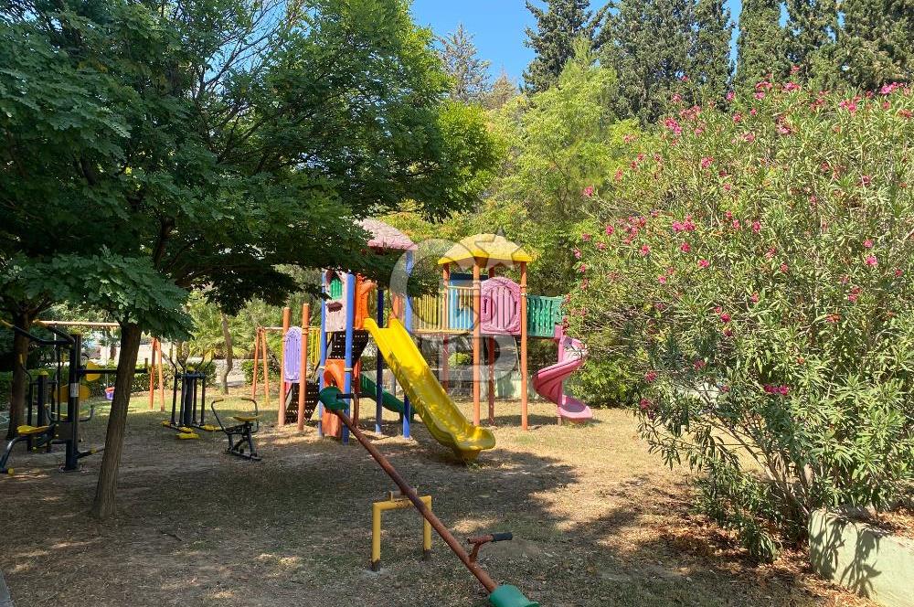 Urla Kuşçular'da Yeşiloba Sitesinde Kiralık 3+1  içi yenilenmiş beyaz eşya dahil, şömineli  müstakil villa 