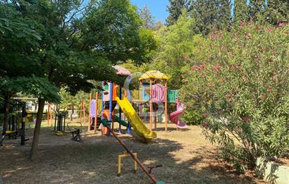 Urla Kuşçular'da Yeşiloba Sitesinde Kiralık 3+1  içi yenilenmiş beyaz eşya dahil, şömineli  müstakil villa 
