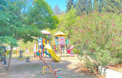 Urla Kuşçular'da Yeşiloba Sitesinde Kiralık 3+1  içi yenilenmiş beyaz eşya dahil, şömineli  müstakil villa 