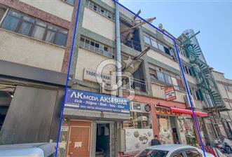 BAYRAMPAŞA TERAZİDERE'DE  YOLA  12 MT. CEPHE SATILIK 4 KATLI  TİCARİ BİNA 