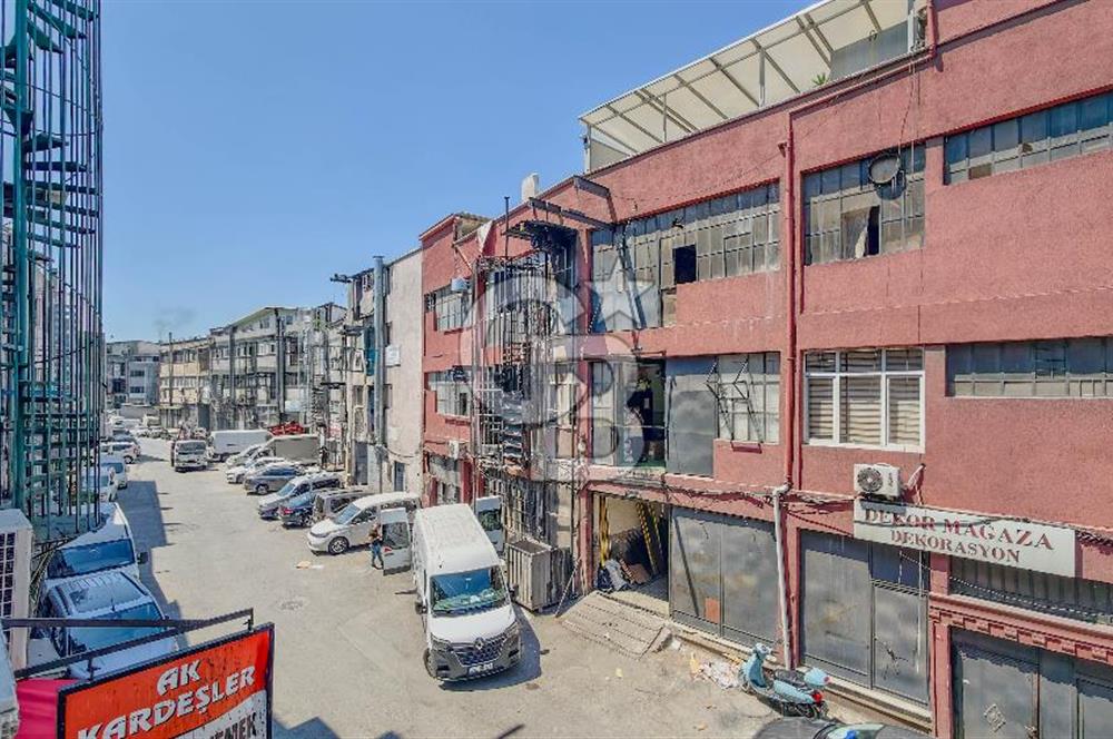 BAYRAMPAŞA TERAZİDERE'DE  YOLA  12 MT. CEPHE SATILIK 4 KATLI  TİCARİ BİNA 