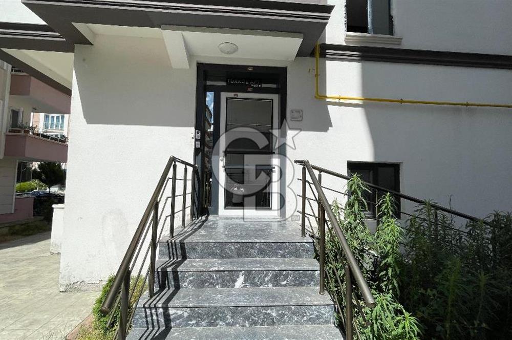 ATAKENT MAHALLESİNDE TRAMVAYA 2 DK SATILIK GENİŞ 1+1 DAİRE