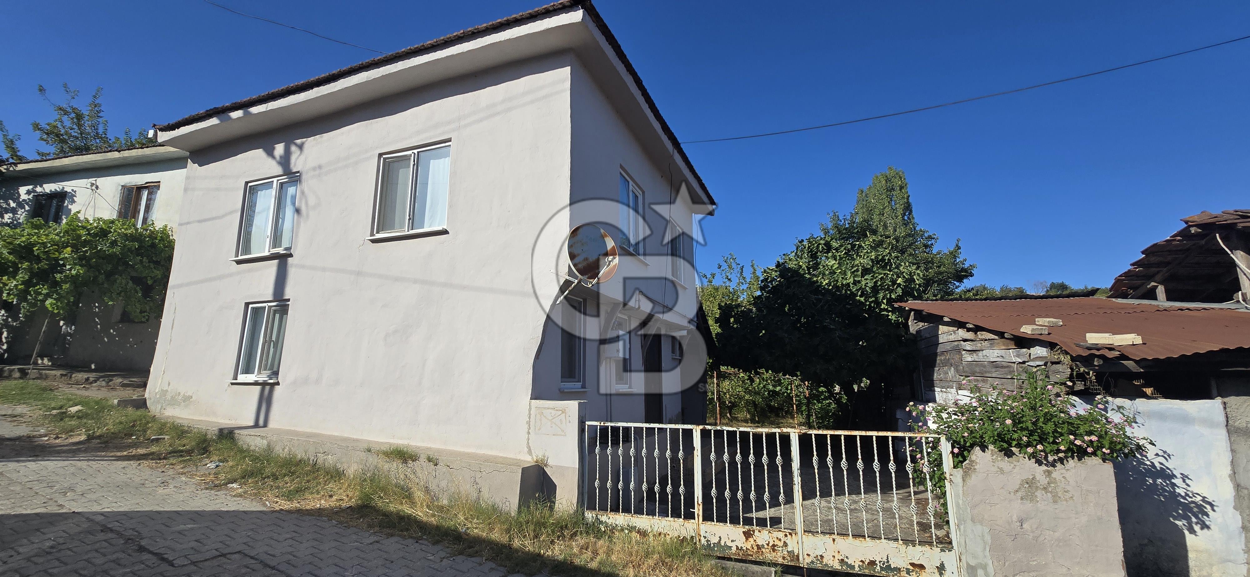 TERMAL AKKÖY KÖYİÇİ'NDE 1.649 m² ARAZİ İÇİNDE YAŞAMAYA HAZIR, BAKIMLI KÖY EVİ!