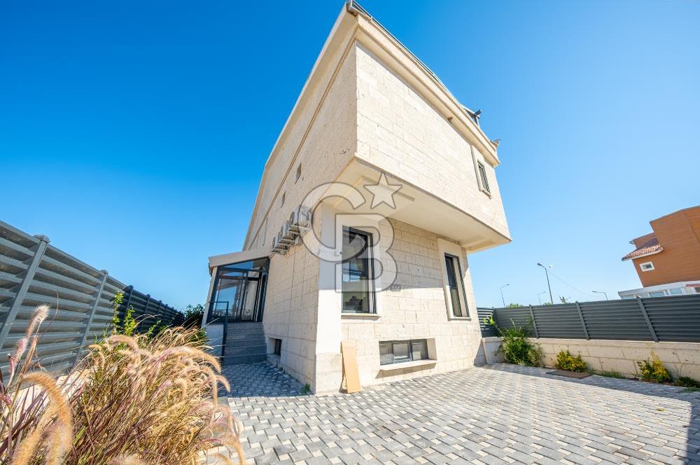 URLA ÇAMLIÇAY'DA DENİZE 50 MT EŞYALI KİRALIK VİLLA