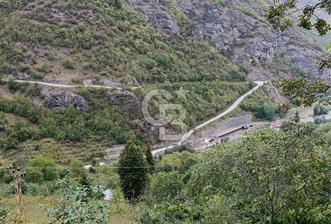 MAÇKA KIRANTAŞ'TA İÇİNDE EV OLAN 6900 M2 "UYGUN" SATILIK ARAZİ