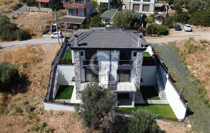 Karaburun Saip Mahallesi'nde Doğa ve Deniz Manzaralı Villa