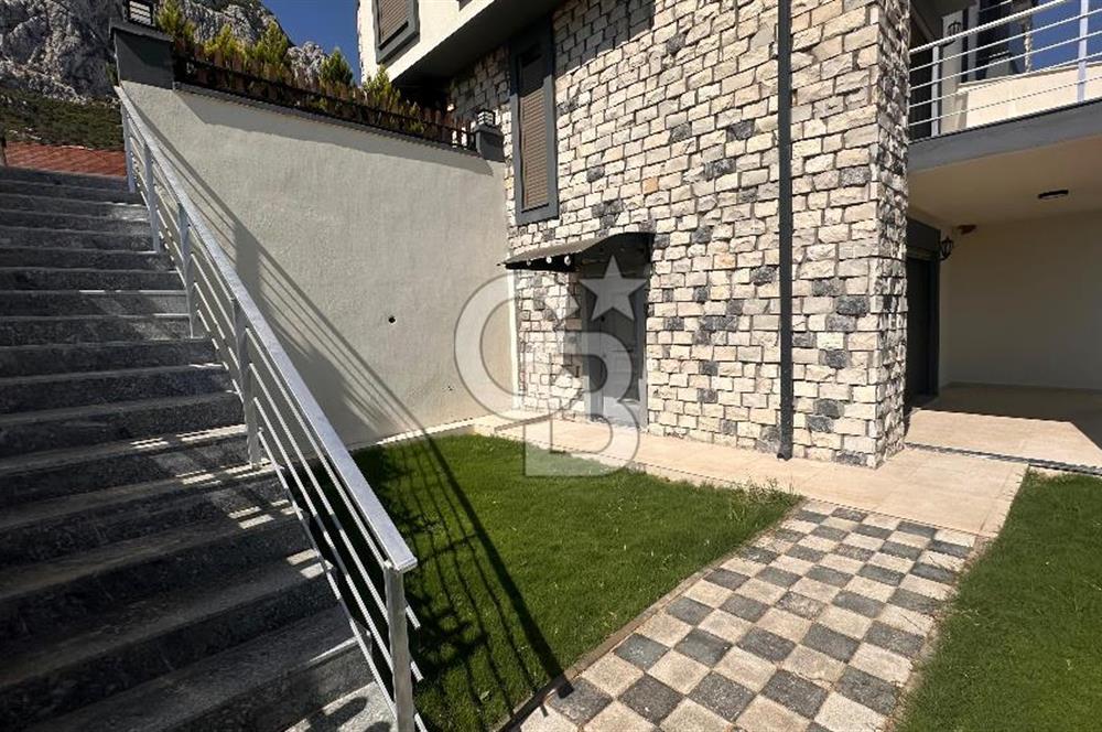 Karaburun Saip Mahallesi'nde Doğa ve Deniz Manzaralı Villa