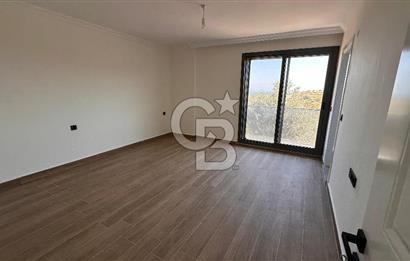 Karaburun Saip Mahallesi'nde Doğa ve Deniz Manzaralı Villa