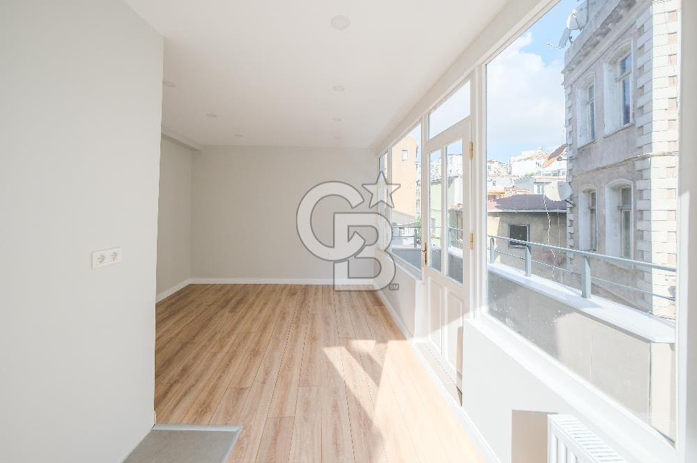 Köşe Konumda, Teraslı Tam Müstakil 3 Katlı Kiralık Bina