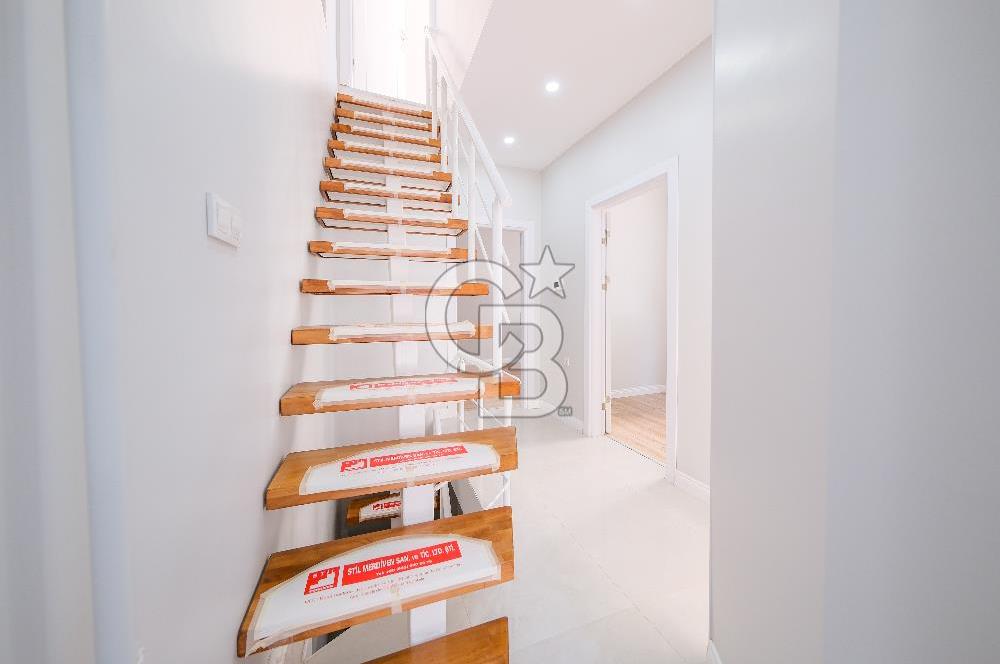 Köşe Konumda, Teraslı Tam Müstakil 3 Katlı Kiralık Bina