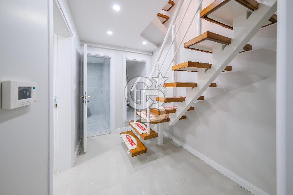 Köşe Konumda, Teraslı Tam Müstakil 3 Katlı Kiralık Bina