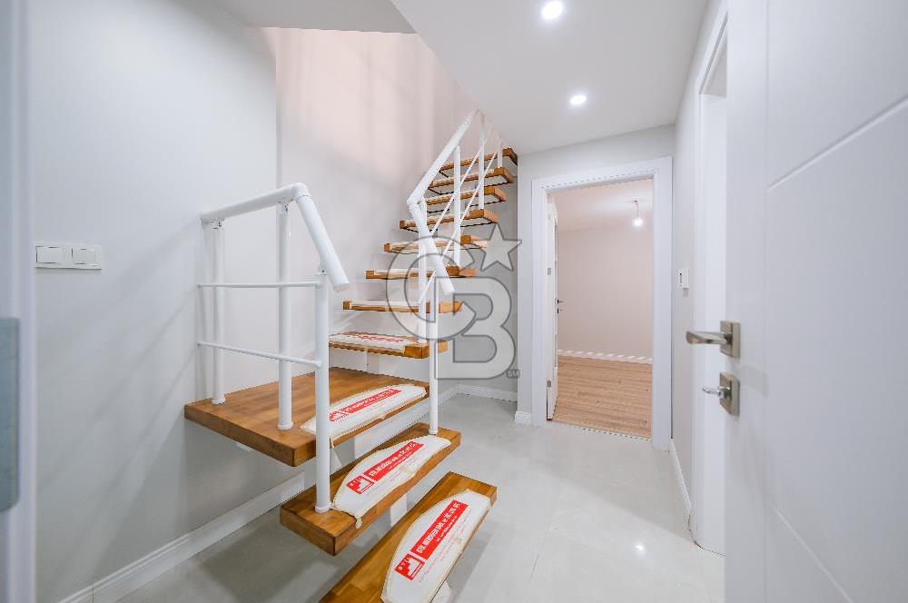 Köşe Konumda, Teraslı Tam Müstakil 3 Katlı Kiralık Bina