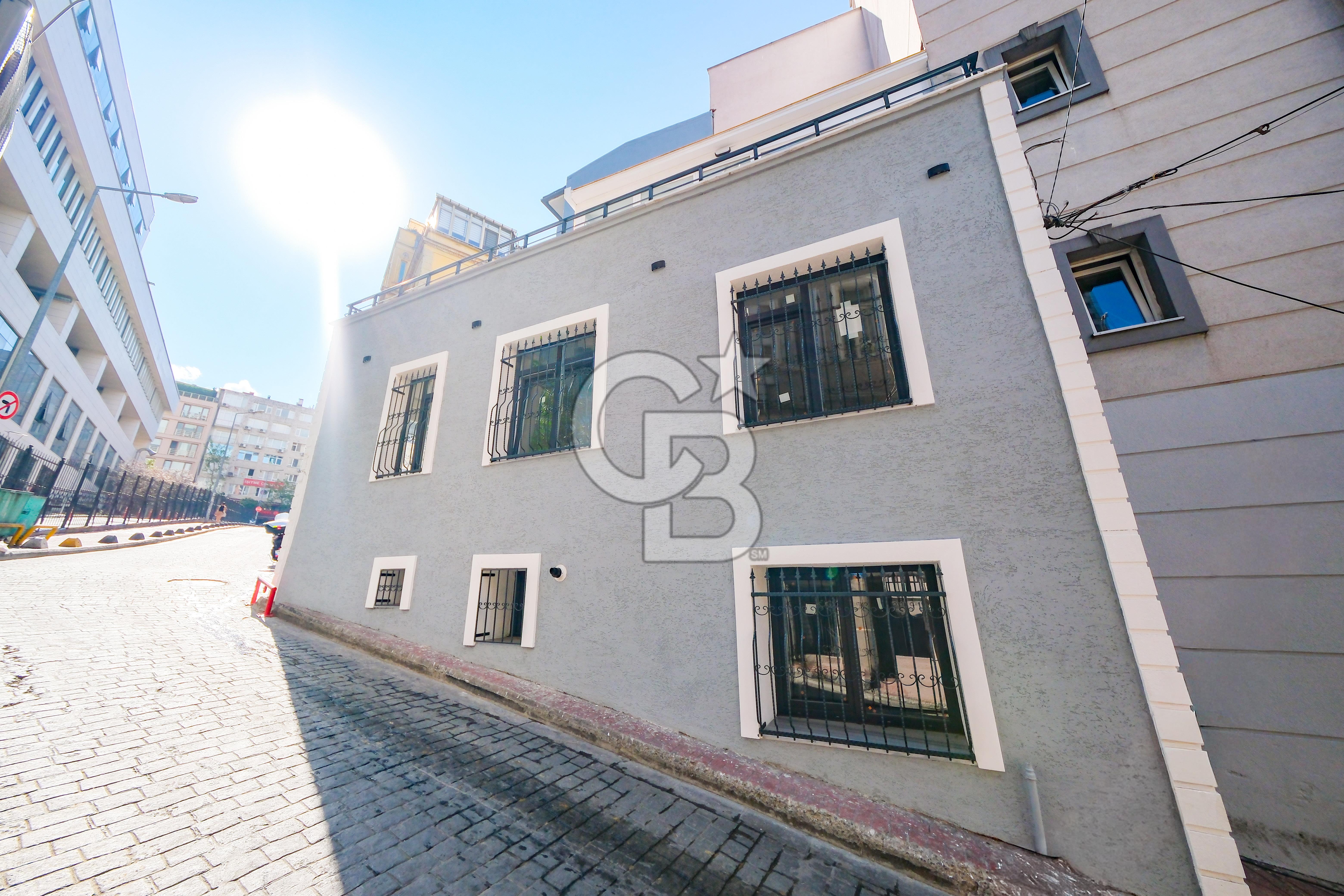 Köşe Konumda, Teraslı Tam Müstakil 3 Katlı Kiralık Bina