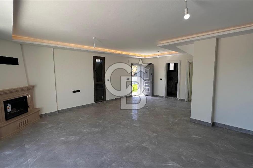 Karaburun Saip Mahallesi'nde Doğa ve Deniz Manzaralı Villa
