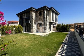 Karaburun Saip Mahallesi'nde Doğa ve Deniz Manzaralı Villa