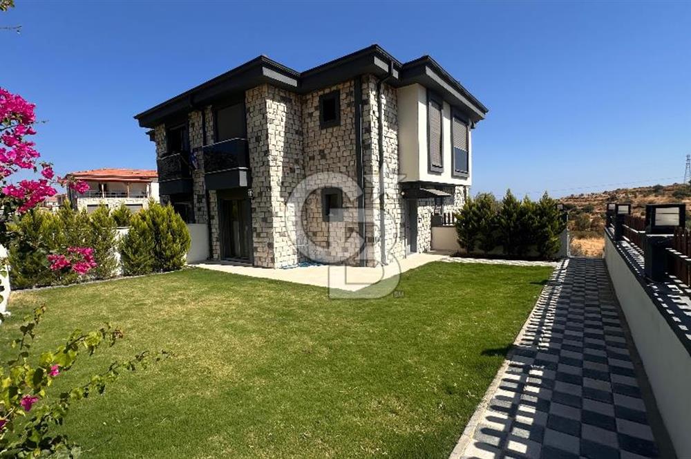 Karaburun Saip Mahallesi'nde Doğa ve Deniz Manzaralı Villa